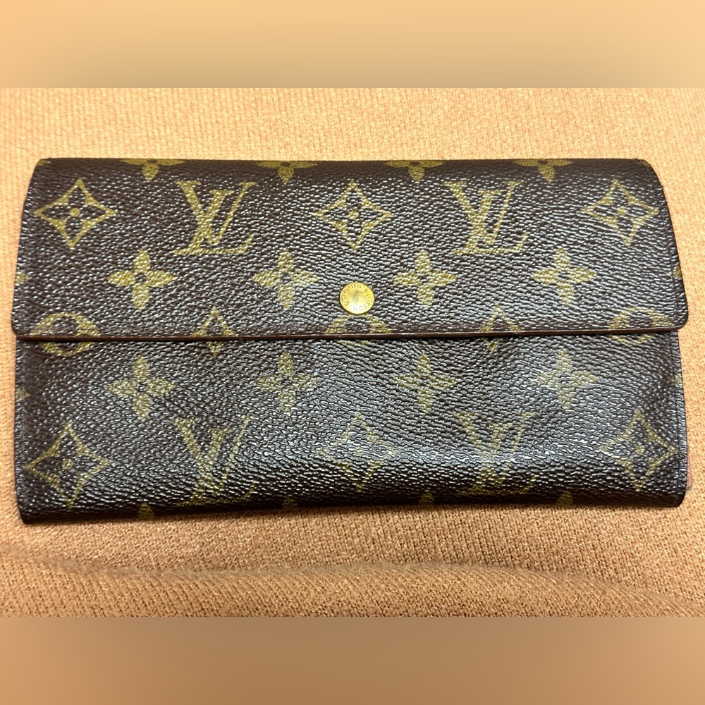 LV Sarah wallet authentic